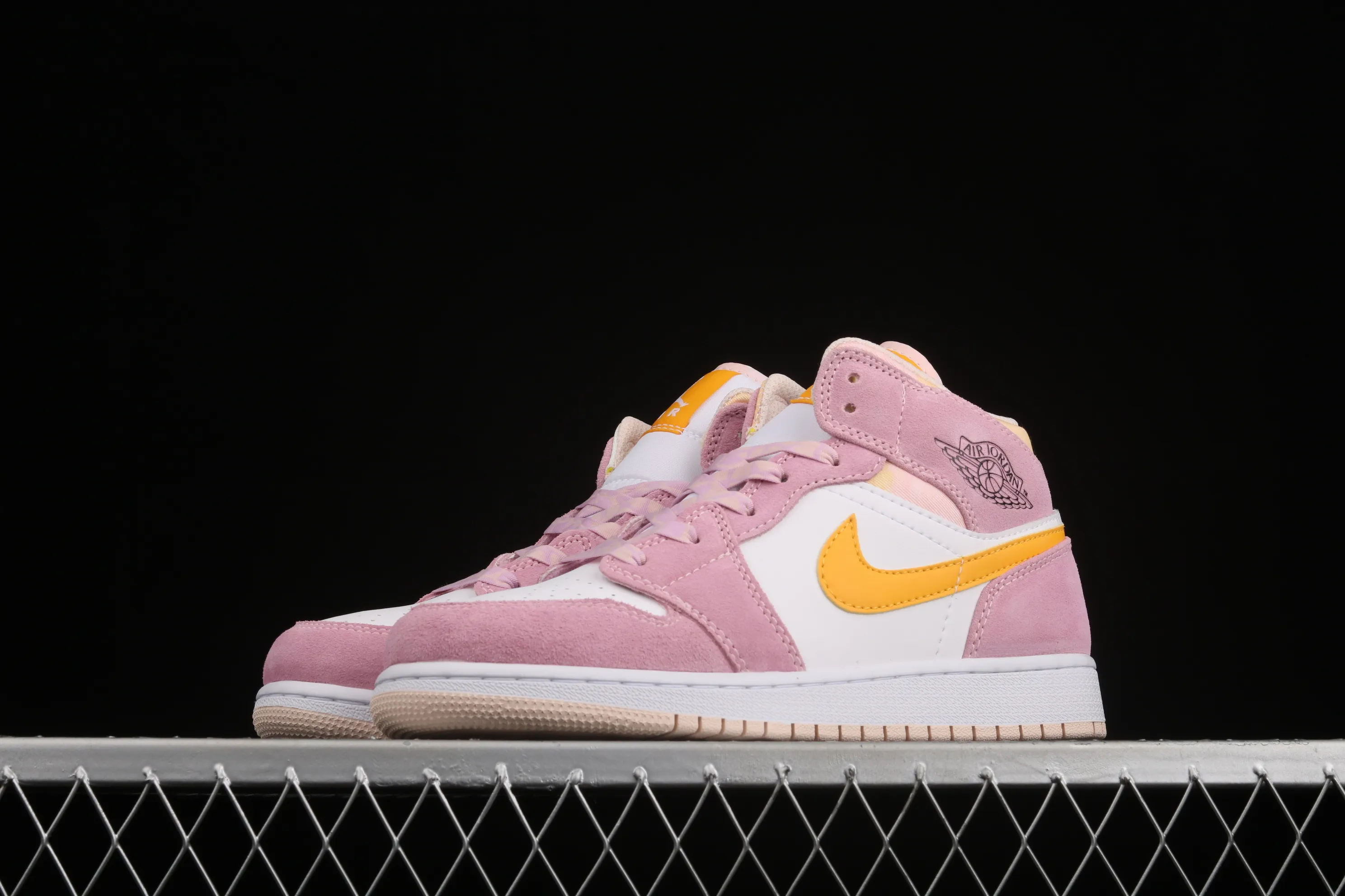 All Categories Air Jordan Jordan Series Basketball Shoes Air Jordan 1 Mid Air Jordan 1 Mid AJ1 Joe 1 Girly Pink China Basketball Shoes DC9517-600